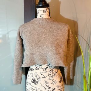 Grey crop sweater. Grey sweater. Crop sweater.